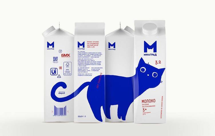 青いネコ、ロシアからこんにちは🐈　牛乳のパッケージで遊びまわって愛くるしい