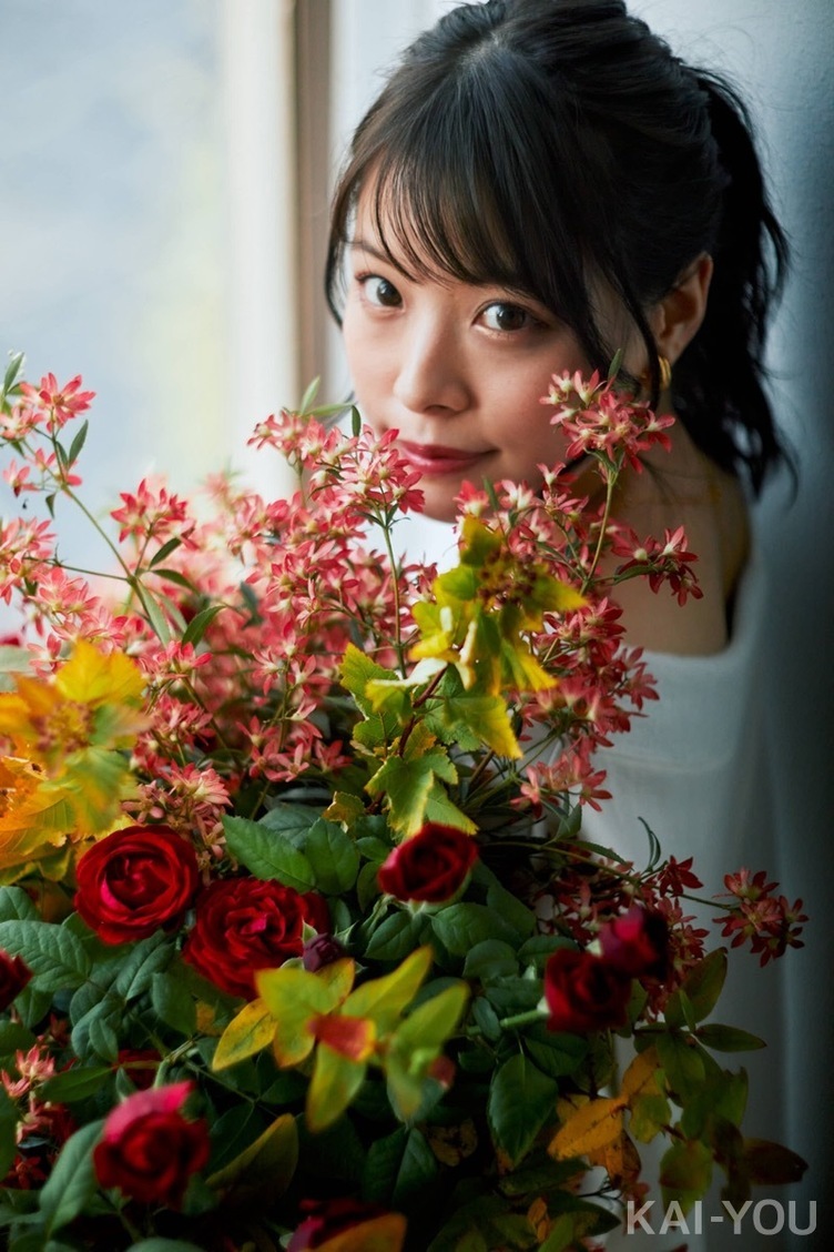 【写真】セクシー女優 八木奈々が過ごす、花と4000冊の本に囲まれた暮らし