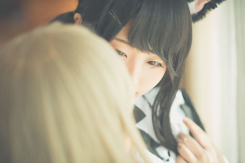 向かい合っているように見えるが