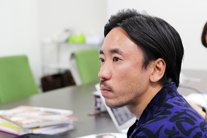 2人を見守る監督/撮影:編集部