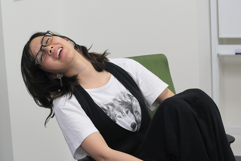 サンカク座りで「いっぱいいっぱいだよ〜」を実演する柴田さん/撮影:編集部