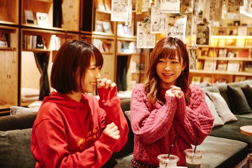 戸田真琴さん(左)と紗倉まなさん(右)