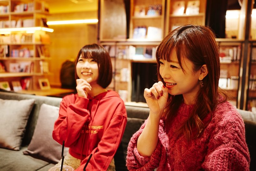 戸田真琴さん(左)と紗倉まなさん(右)
