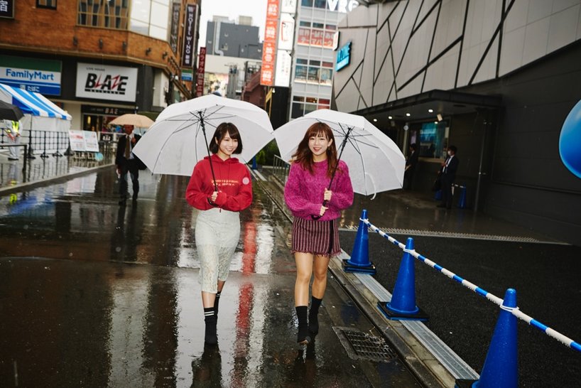 戸田真琴さん(左)と紗倉まなさん(右)