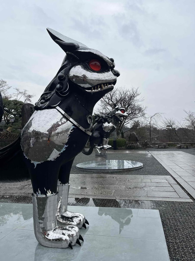 清水寺から世界を見守るメタリック狛犬 込められた世界平和への願い
