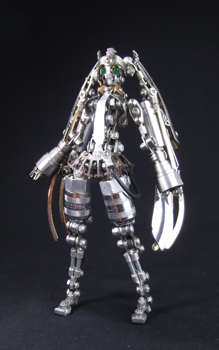金属製アート作品 ジャンクパーツでつくられた“メタル”ミクさんに大反響 金属造形作家の