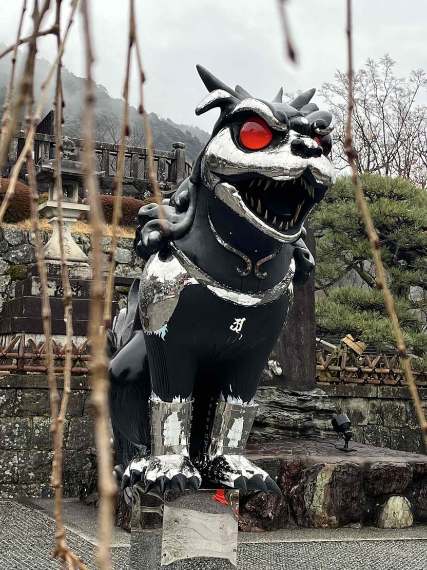 清水寺から世界を見守るメタリック狛犬 込められた世界平和への