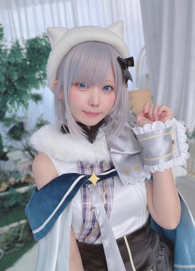 えなこ「ぶいすぽっ！」コスプレ写真集を冬コミで頒布 5人のVTuberに