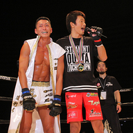 黒石高大選手を讃える啓之輔選手