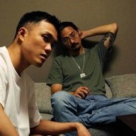 REAL-Tさん（左）とJin Doggさん（右）。生野区から全国を股にかけ活躍するラッパーが並ぶ。