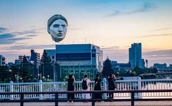空に浮かぶ巨大な「顔」再び東京に現れる　現代アートチーム 目[mé]の思惑