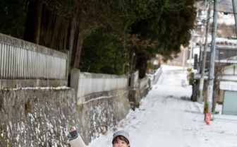 日向坂46影山優佳、写真集から雪道の先行カット「観光を楽しんでいるような私が満載」