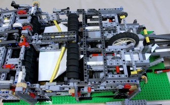 紙飛行機はレゴが自動で折って羽ばたく時代に　レゴエンジニアリングの境地