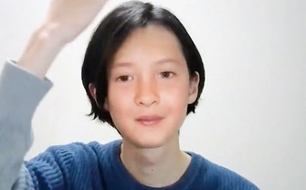 顔を「手でサッ」とやると別人に　映画で見た光景をAR技術で再現