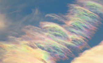 鮮やかな虹色をまとった彩雲 『天気の子』監修の研究者が撮り方を解説