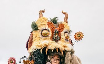 ファンタジー世界の迷い人ですか？ しかもその特殊衣装、光っちゃうんですか!?