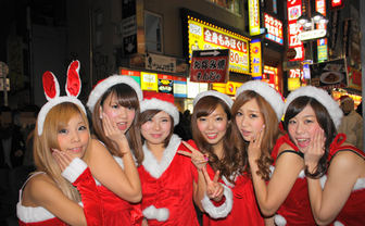 サンタのコスプレであふれる渋谷の街を激写！ ギャル達のクリスマス