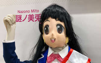 謎ノ美兎、渋谷に現る！ 月ノ美兎ライブBD記念展示に宣伝大使として出張中