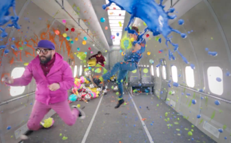 OK Goの無重力MVが爆ポップ！ 超アクロバットや水風船でやりたい放題