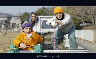 SUSHIBOYSの最新MV「ゲートボーラー」 おじいちゃん姿で軽トラ爆走