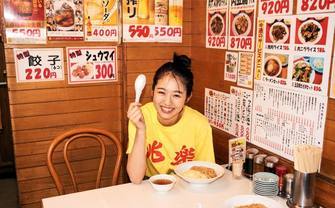 渋谷の街中華「兆楽」を“着て“何食べる？ もちろんルースーチャーハンでしょ